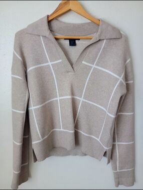 Tahari Beige V-Neck Collared Sweater